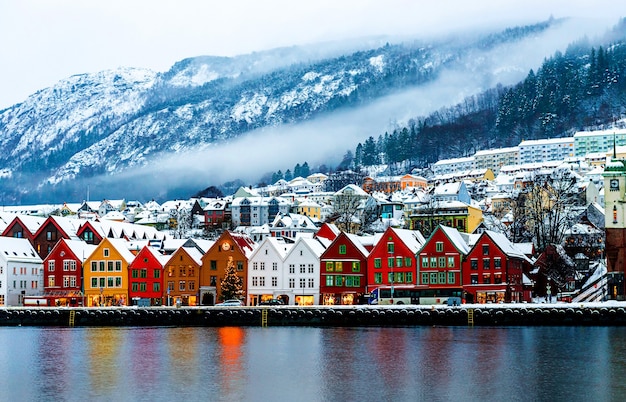 Bergen, Noruega. Vista de edificios históricos en Bryggen - muelle hanseático en Bergen, Noruega.