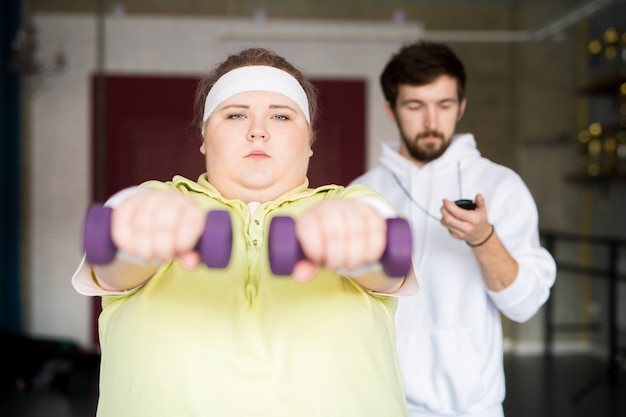 Übergewichtige Frau Gewichtsverlust Training mit Coach