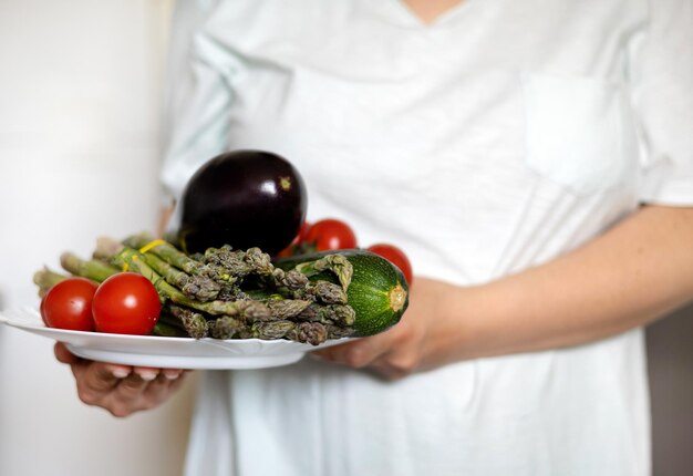 Übergewichtige Frau in der Küche mit Maßband Zentimeter auf der Taille, Bauchfett mit Handfrau haltend