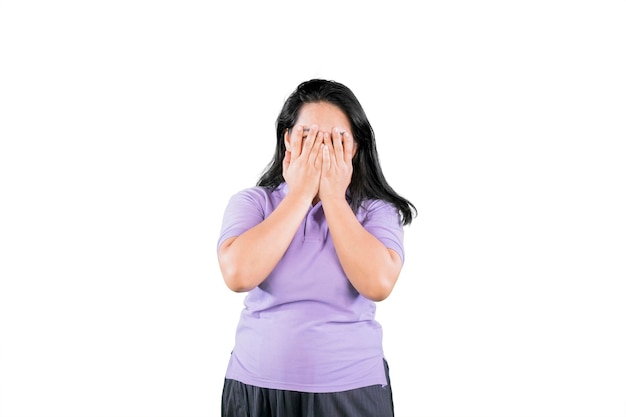 Übergewichtige Frauen stressen oder weinen isoliert auf weißem Hintergrund