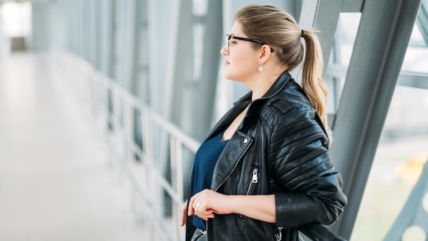 Übergewichtige Mode im urbanen Stil nachdenkliche fettleibige Frau