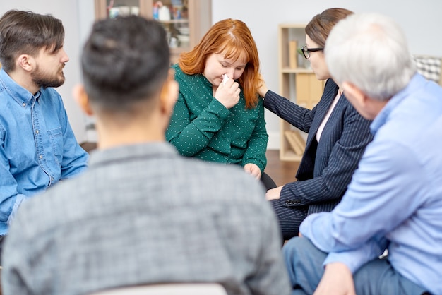 Übergewichtiger Patient, der an einer Therapiesitzung teilnimmt