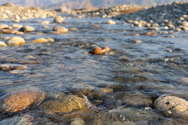 Bergfluss Flachwasserstrom an einem sonnigen Tag