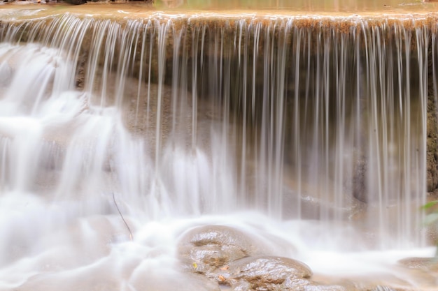 Bergfluss Hintergrund mit kleinen Wasserfällen im tropischen Wald Sauberes Wasser fließt auf Kaskaden des Erawan Parks in Thailand