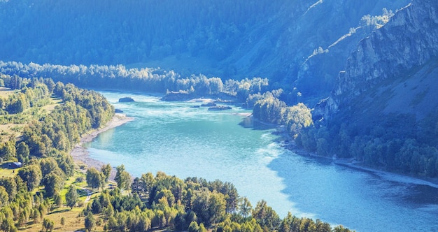 Bergfluss im Abendlicht erstaunliches Wasser