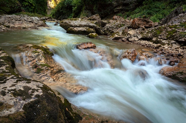 Foto bergfluss in der guam-schlucht republik adygea russland