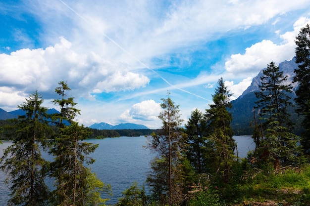 Bergfrühlingslandschaft, schöne Alpen und See