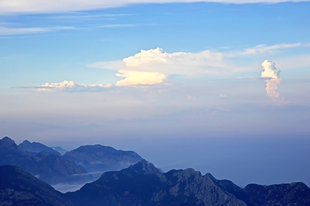 Berggebiet der Mittelmeerküste der Türkei in der Abenddämmerung