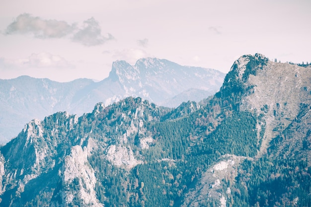 Berggipfel am nebligen Morgen. Alpen Berge, Österreich