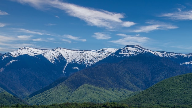 Berggipfel an einem sonnigen Tag mit Schnee bedeckt, Fagaras, Rumänien