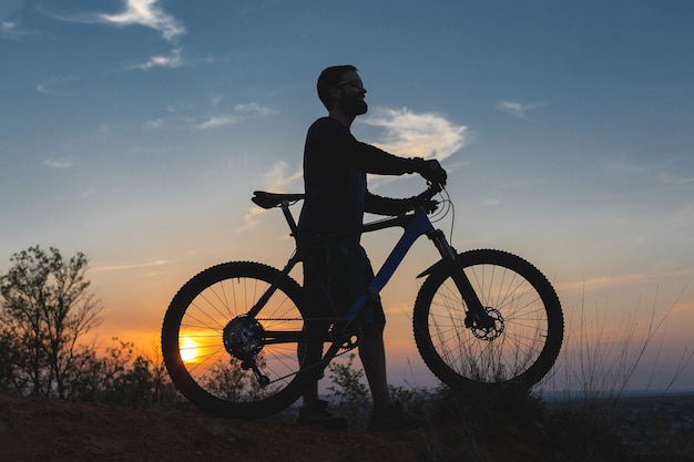 Berggipfel erobern mit Radler in Shorts und Jersey auf einem modernen Carbon-Hardtail-Bike