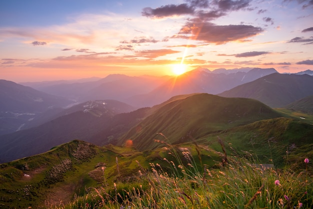 Berggipfel im Abendlicht Bergschichten im Dunst bei Sonnenuntergang