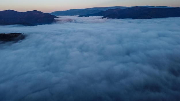 Berggipfel im Apuseni-Gebirge mit Wolken bedeckt Rumänien