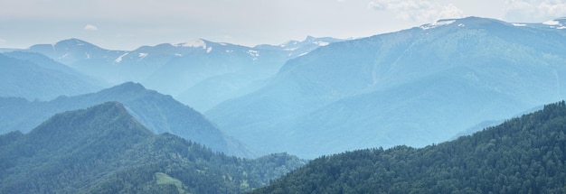 Berggipfel im blauen Dunst Reisen in den Bergen Trekking