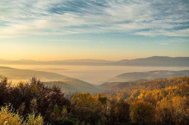 Berggipfel im Nebel bei Sonnenaufgang Herbstsaison