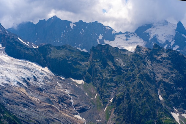 Berggipfel im Schnee an einem bewölkten Tag Atemberaubende Aussicht auf die Berge