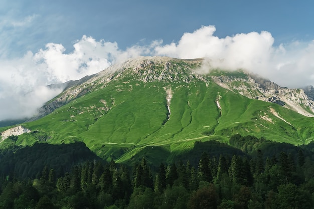 Berggipfel im westlichen Teil des Kaukasischen Hauptkamms.