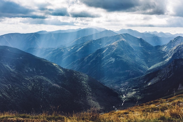 Berggipfel in Sonnenstrahlen Tatra-Gebirge in Polen