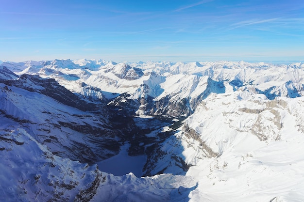 Berggipfel mit Aletschgletscher im Winter Schweizer Alpen, Helikopterblick