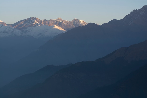 Foto berggipfel mit schnee im sonnenlicht