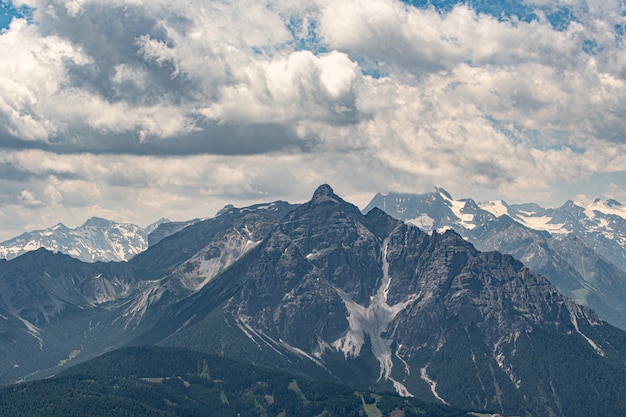 Berggipfel mit Schnee