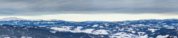 Berggipfel mit Schneeschlag durch Wind Winterlandschaft Kalter Tag mit Schnee