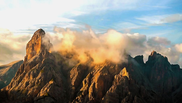 Berggipfel mit Wolken bedeckt