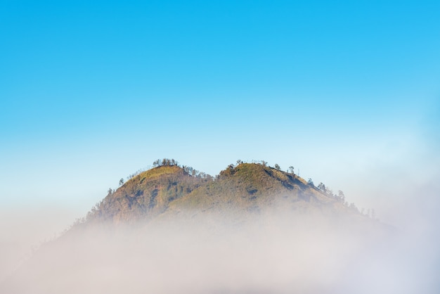 Berggipfel über Wolken