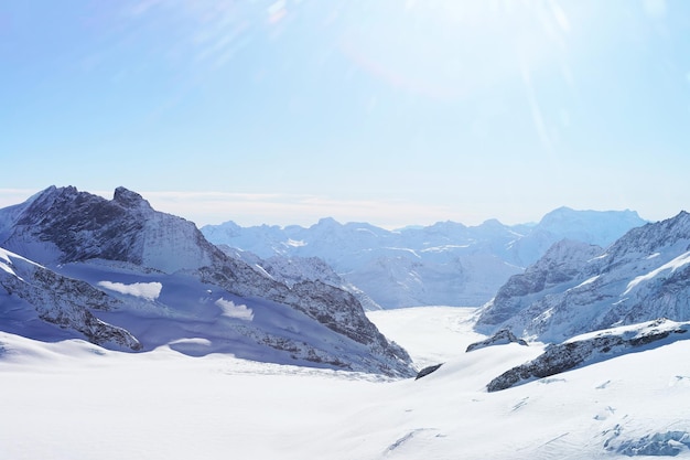 Berggipfel und Aletschgletscher im Winter Schweizer Alpen-Hubschrauberansicht