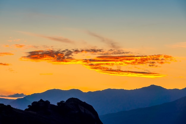 Berggipfel und goldener Himmel nach Sonnenuntergang