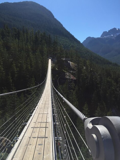 Foto berggipfel von der brücke auf dem meer bis zur himmelsgondel bc