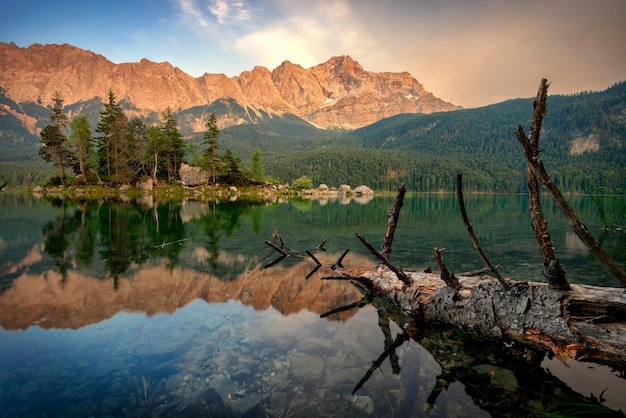 Berggipfel Zugspitze Sommertag am Eibsee bei Garmisch Partenkirchen Bayern Deutschland