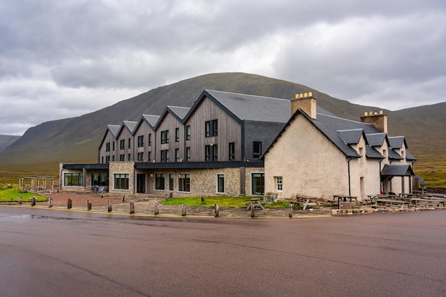 Berghäuser entlang der Straße, die durch das wunderschöne Tal von Glencoe in Schottland führt