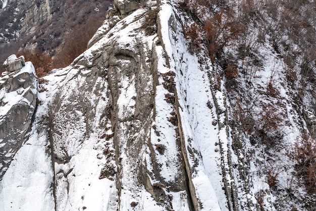 Berghang mit Schnee bedeckt