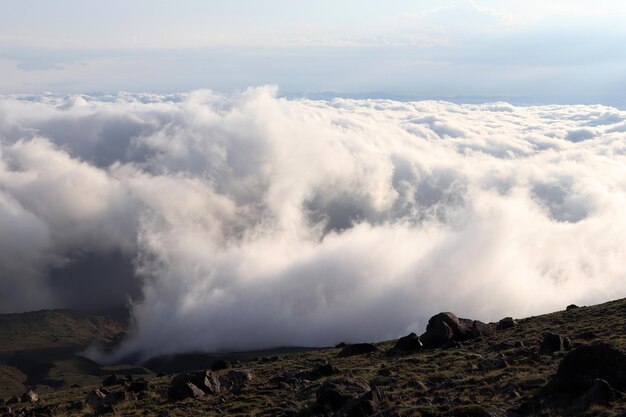 Berghohe Hänge und Nebel