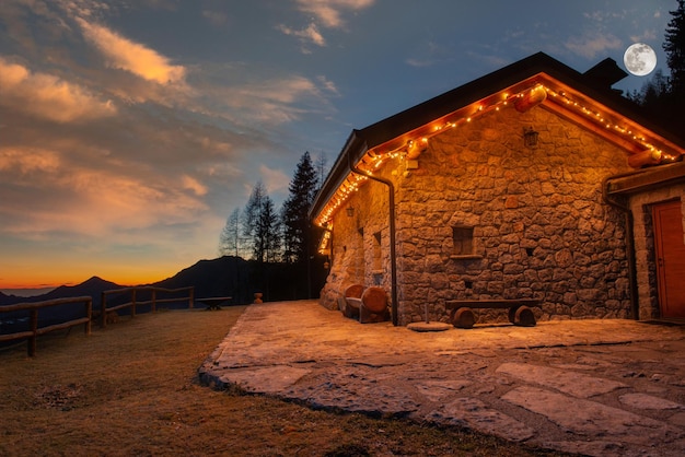 Berghütte aus Stein beleuchtet