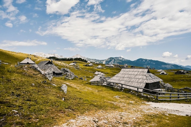 Berghütte Hütte oder Haus auf dem Hügel Velika Planina Almlandschaft Öko-Landwirtschaft Reiseziel für Familienwanderungen Kamnik Alpen Slowenien Big Plateau