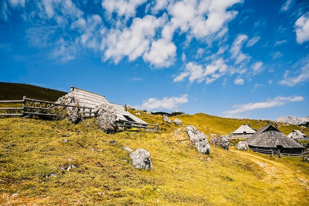 Berghütte Hütte oder Haus auf dem Hügel Velika Planina Almlandschaft Öko-Landwirtschaft Reiseziel für Familienwanderungen Kamnik Alpen Slowenien Big Plateau