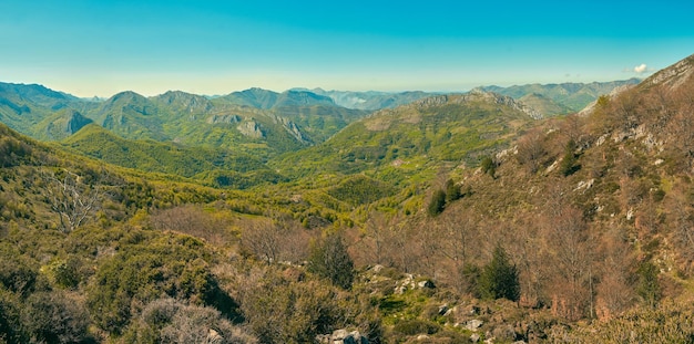 Bergige Landschaft in Asturien Spanien Pena Mea Trail