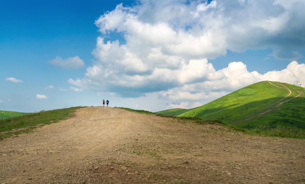 Bergige Sommerlandschaft Carpat im Skigebiet Ukraine Dragobrat