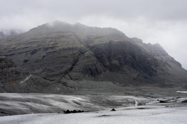 Bergkette in Wolken gehüllt