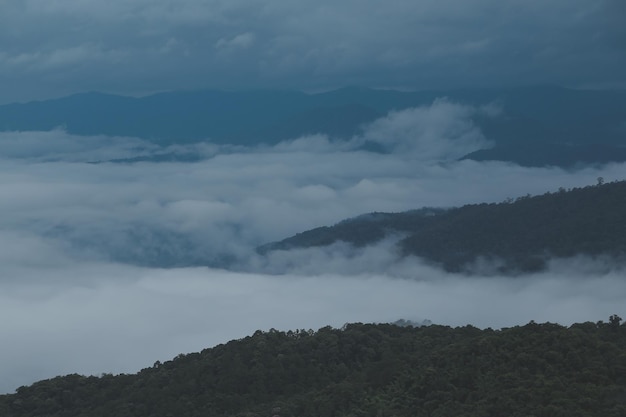 Bergkette mit sichtbaren Silhouetten durch den morgendlichen blauen Nebel