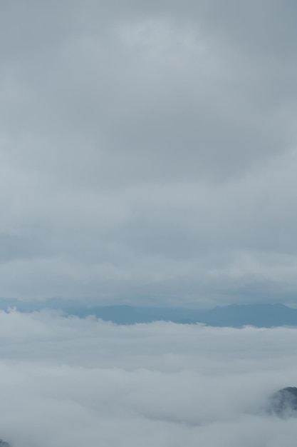 Bergkette mit sichtbaren Silhouetten durch den morgendlichen blauen Nebel