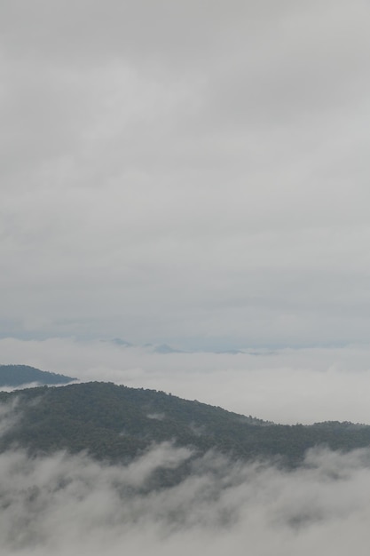 Bergkette mit sichtbaren Silhouetten durch den morgendlichen blauen Nebel