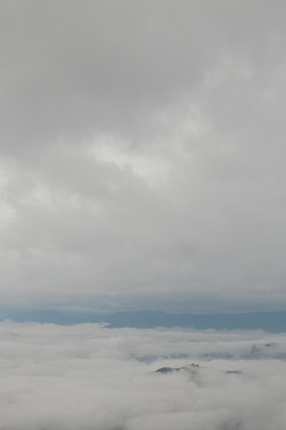 Bergkette mit sichtbaren Silhouetten durch den morgendlichen blauen Nebel