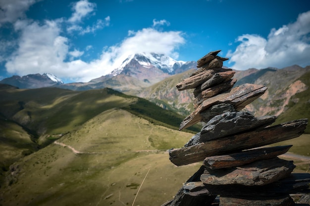 Foto bergketten an einem sonnigen tag in georgia himmel mit wolken und hügeln, die aus steinen aufragen