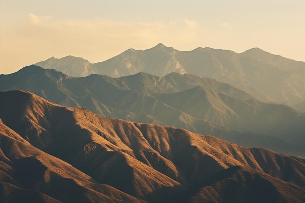 Bergketten, die während des goldenen Lichts der magischen Stunde aufgenommen wurden