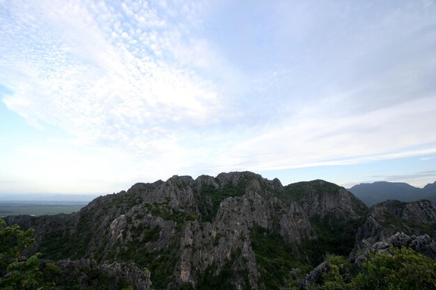 bergketten mit schönem himmel