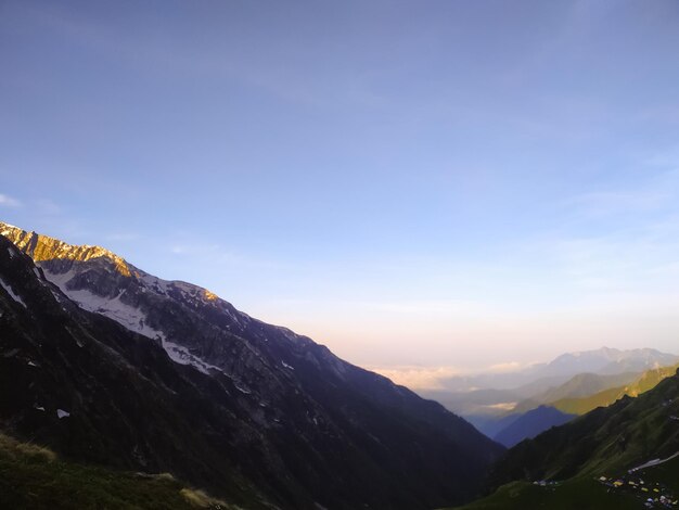 Berglandschaft am Morgen bei Sonnenaufgang