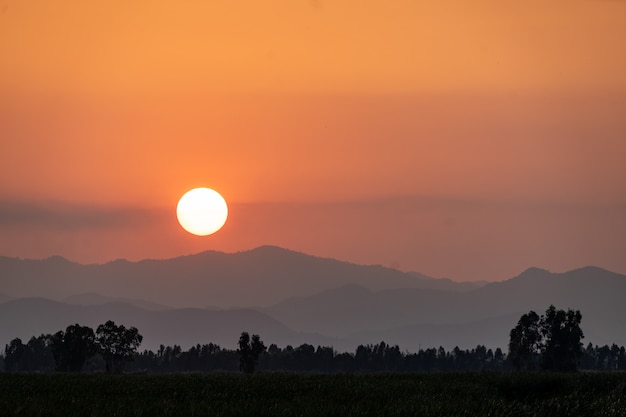 Foto berglandschaft am sonnenuntergang.